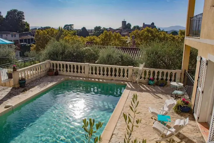 Piscine chauffée partagée par les trois appartements